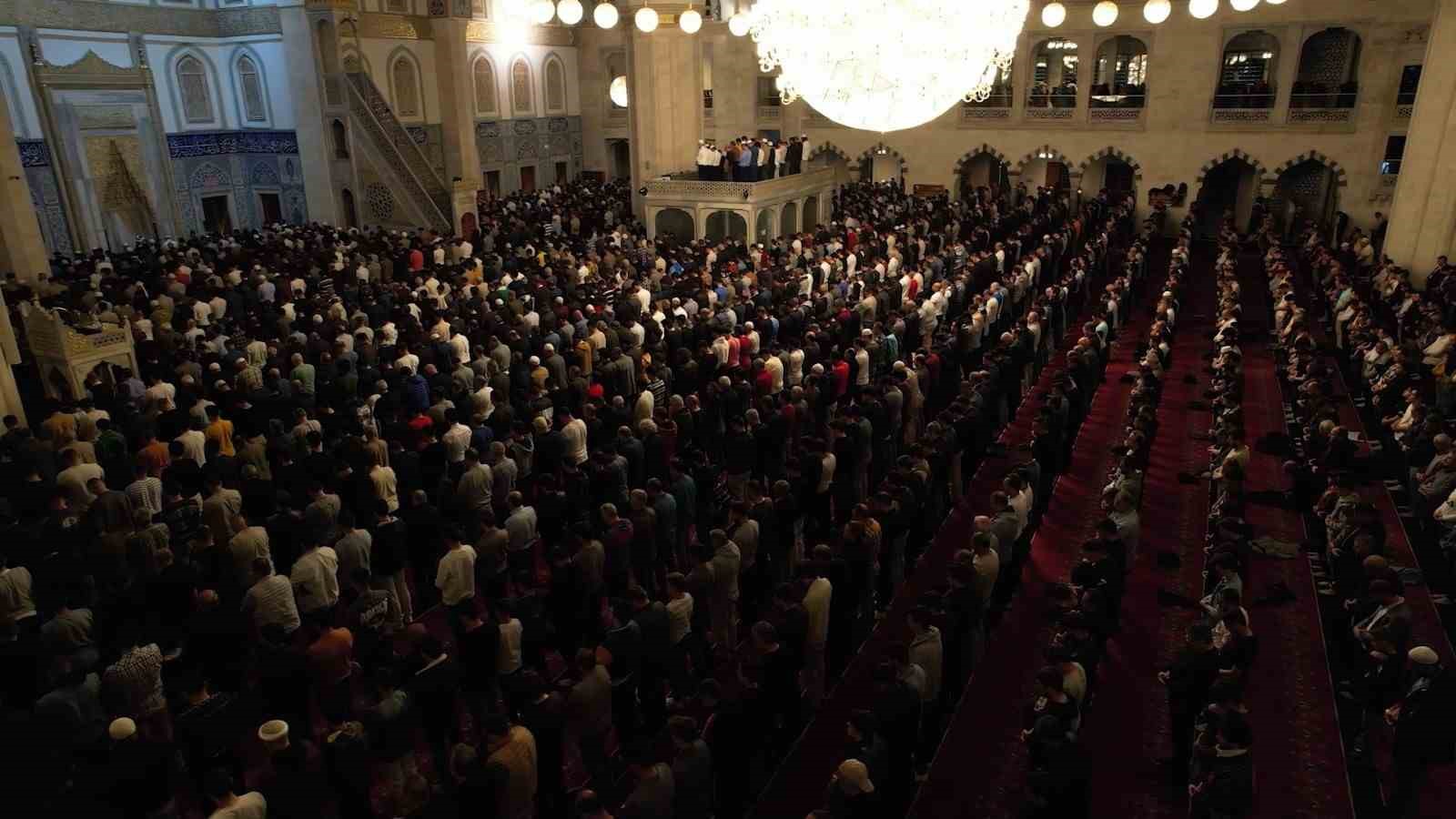 Başkentin camileri Kadir Gecesi’nde doldu taştı