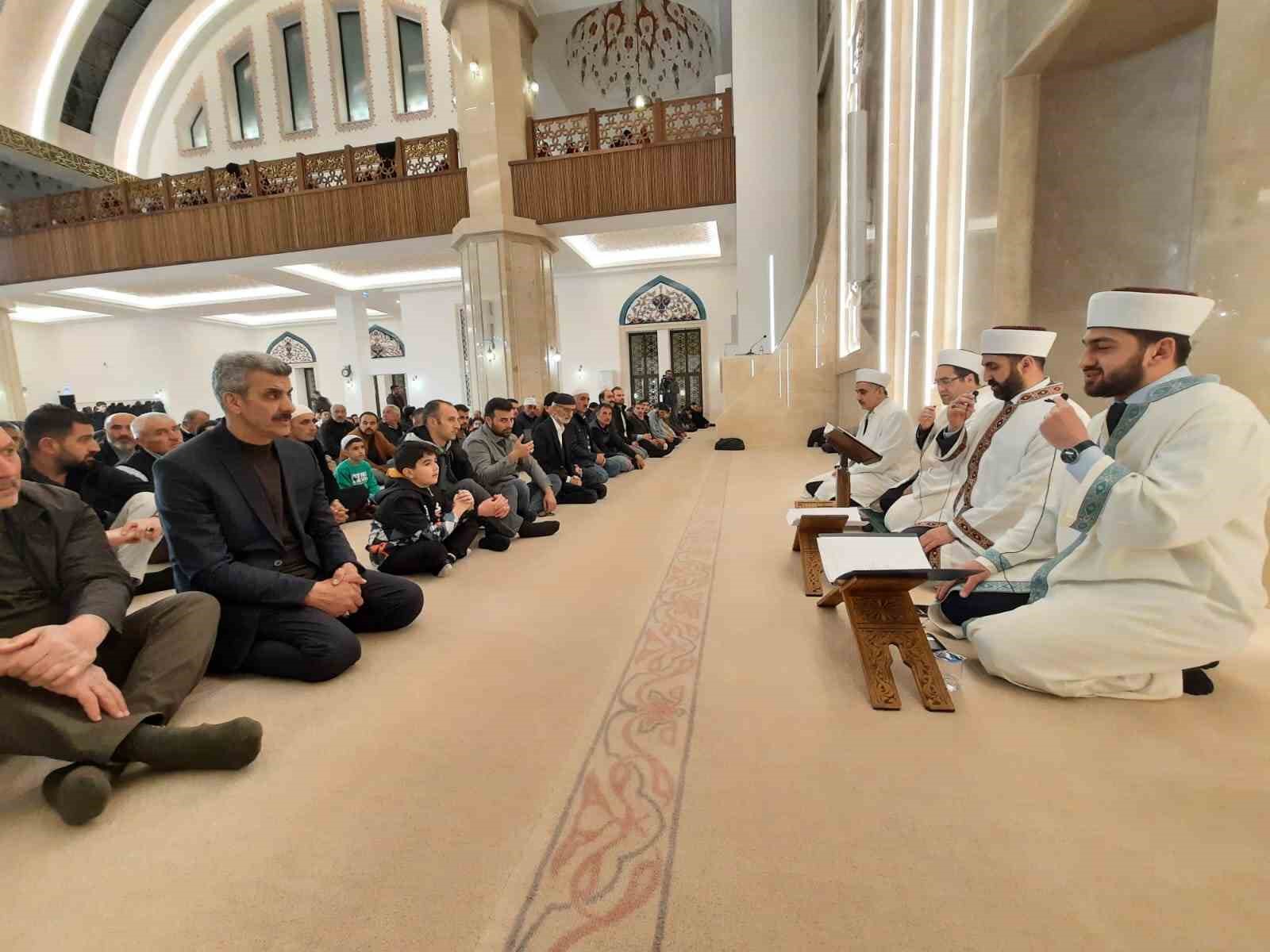 Kadir Gecesi’nde Kars’ta camiler doldu