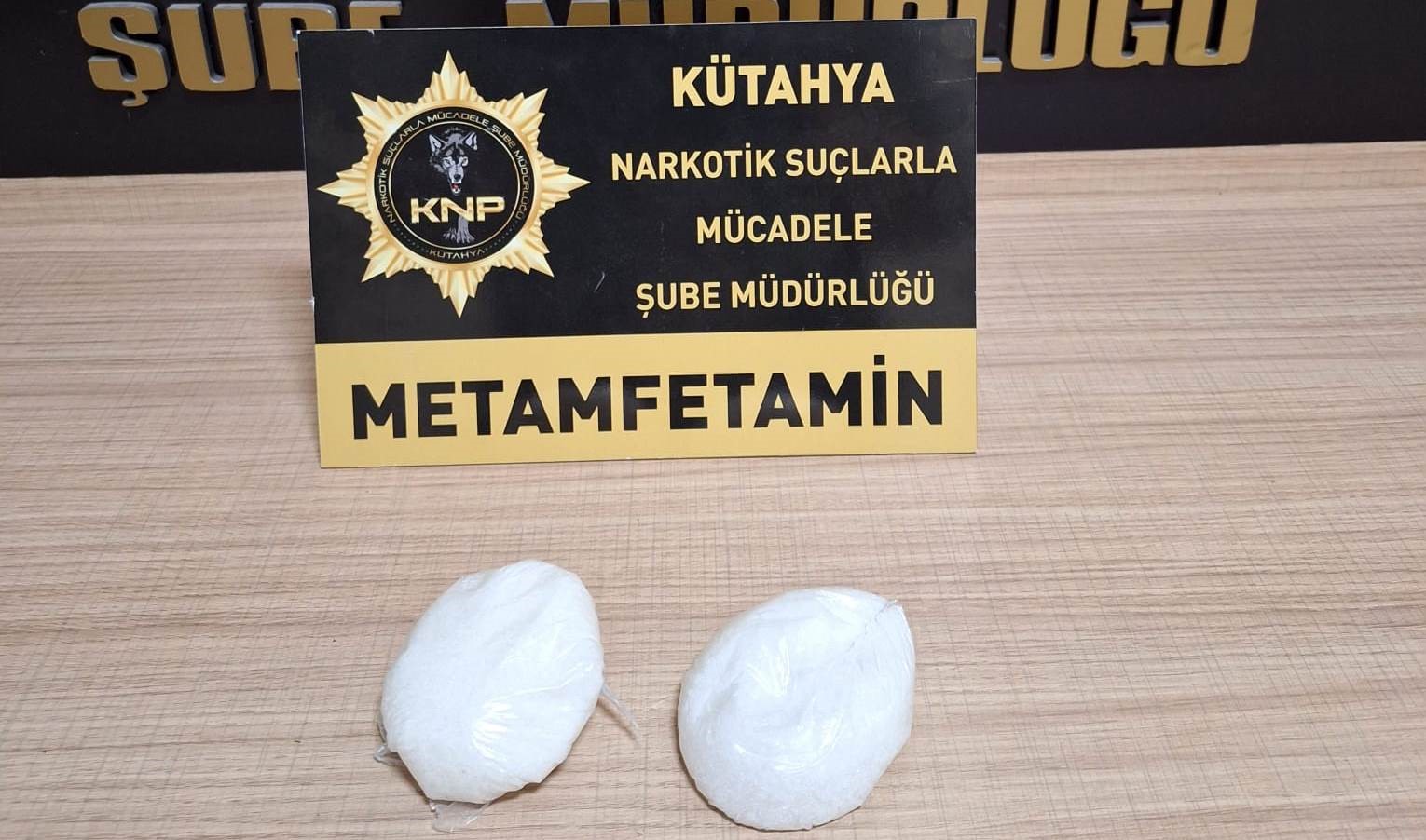 Kütahya’da ayakkabıya gizlenmiş uyuşturucuyla yakalanan araç sürücüsü tutuklandı