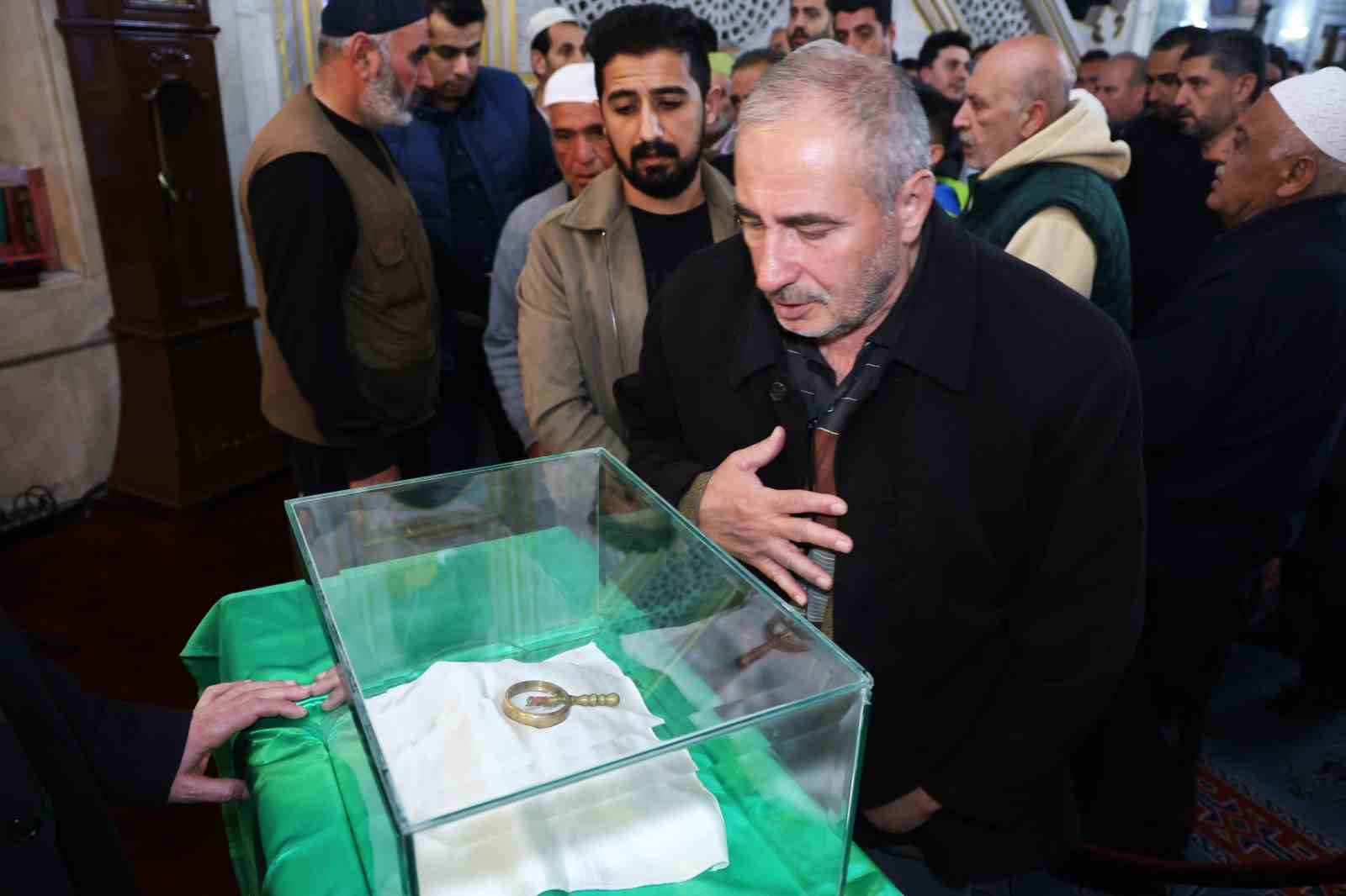 Elazığ’da Sakal-ı Şerif’i görmek için sıraya girdiler