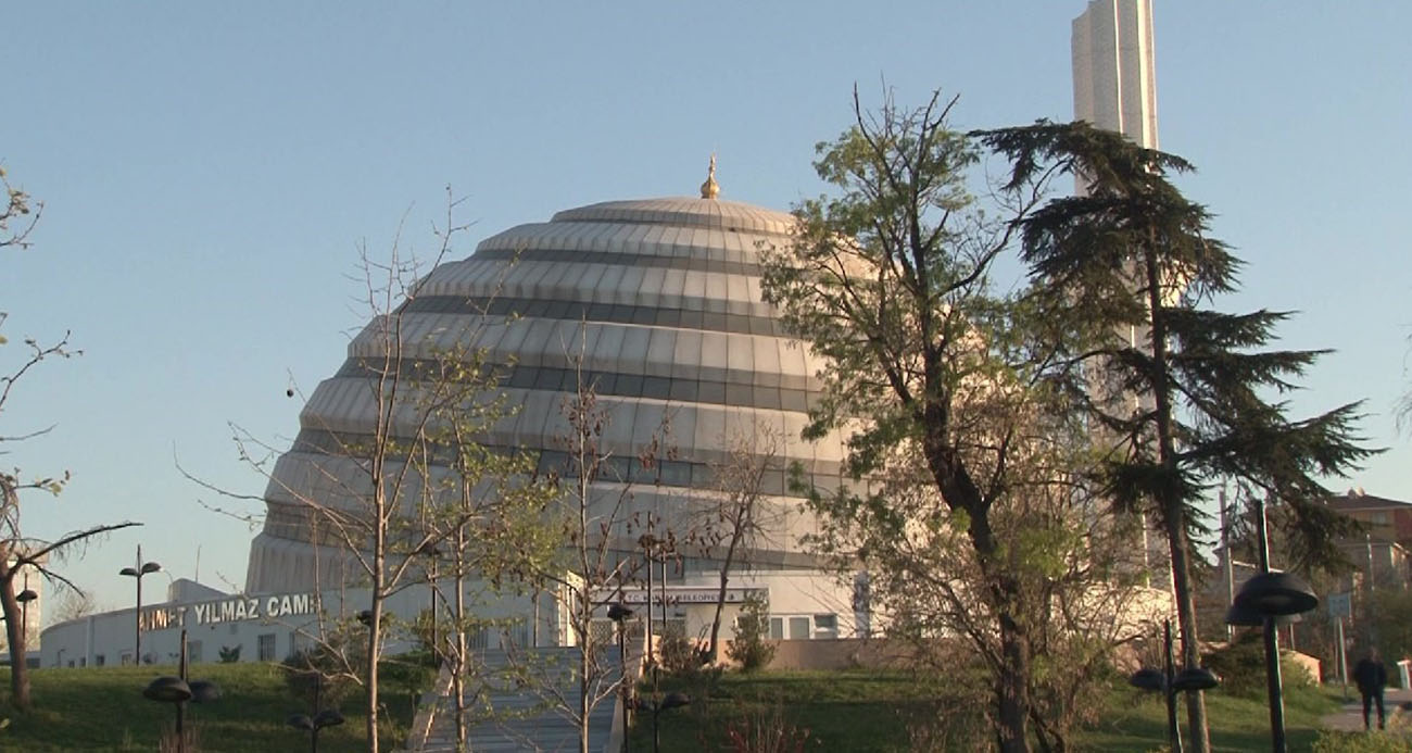 Hem mimarisiyle hem de minaresiyle ilgi çekiyor