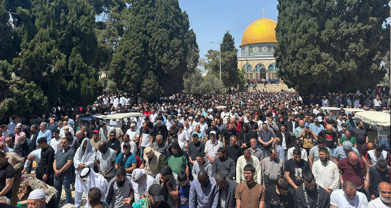 Ramazan ayının son cumasında 120 bin Müslüman Mescid-i Aksa'da saf tuttu