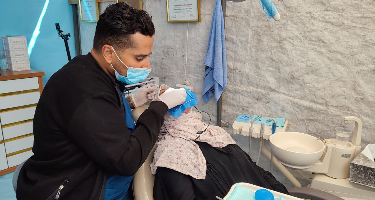 Filistinli diş hekimi hastaları çadırda tedavi ediyor