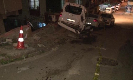 Çekmeköy’de yokuşta kalkış yapmakta zorlanan çöp kamyonu geri kayarak park halindeki araca çarptı