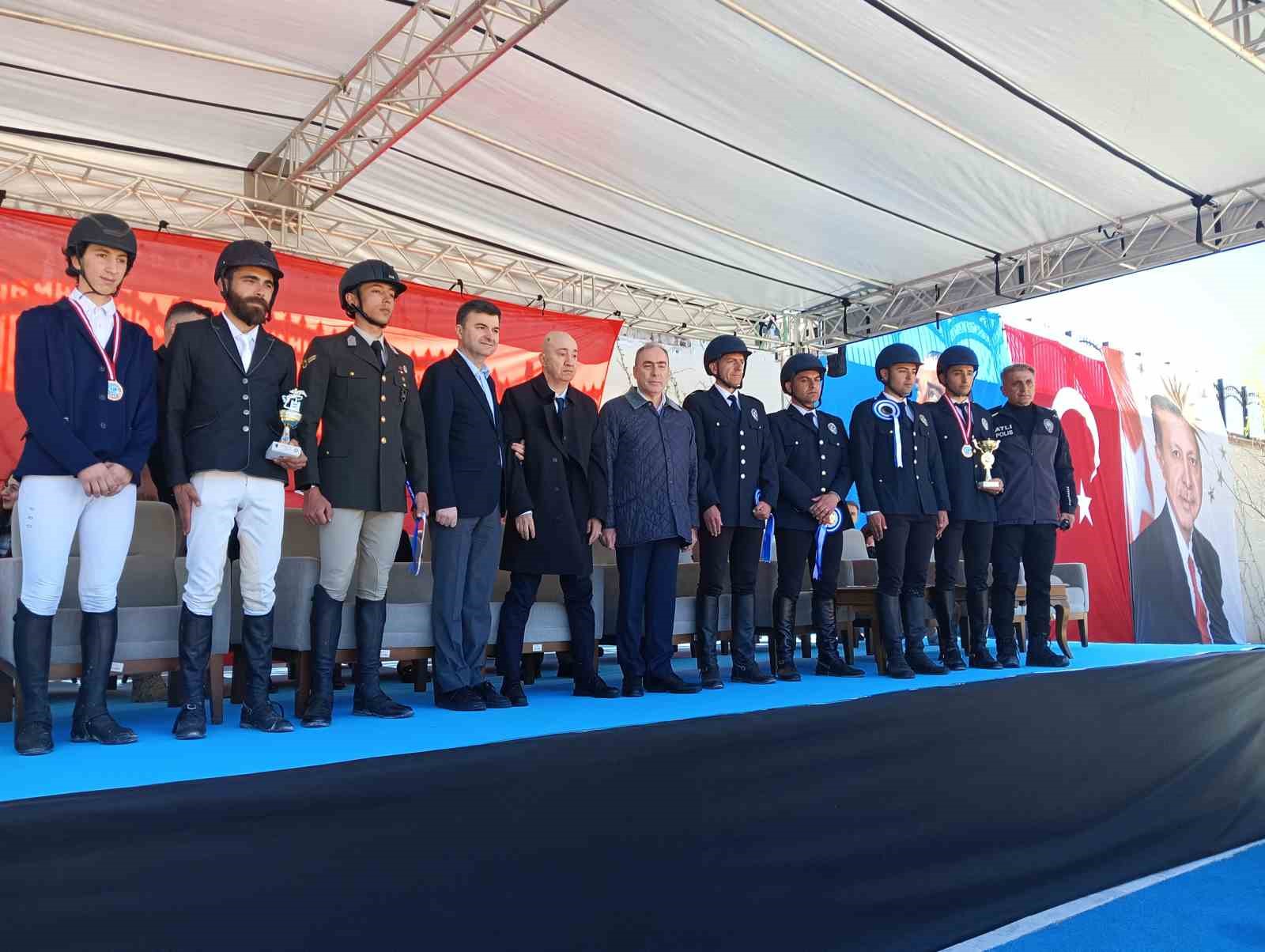 ’10 Nisan Polis Haftası Kupası Engel Atlama Binicilik Yarışmaları’ gerçekleştirildi