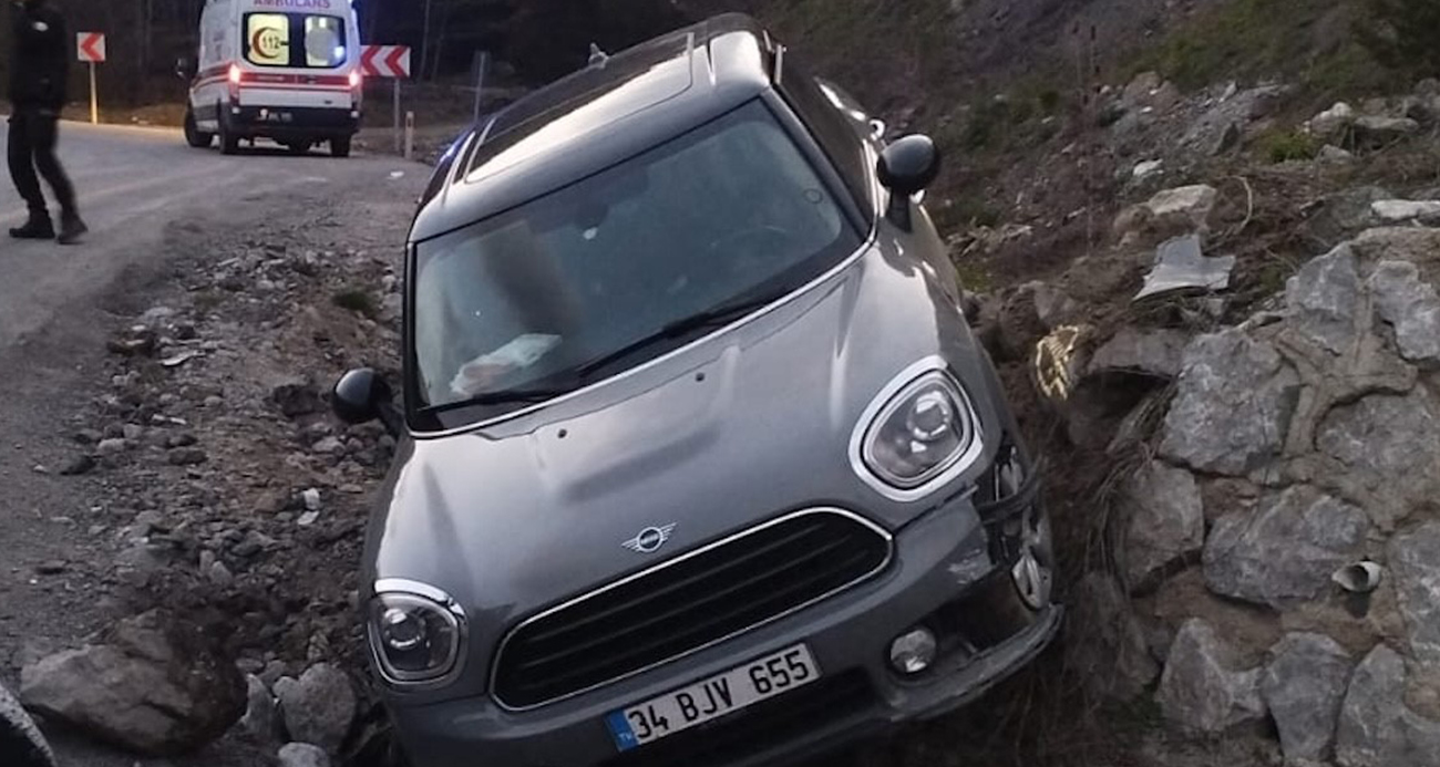 Yoldan çıkan otomobil istinat duvarına çarptı: 4 yaralı