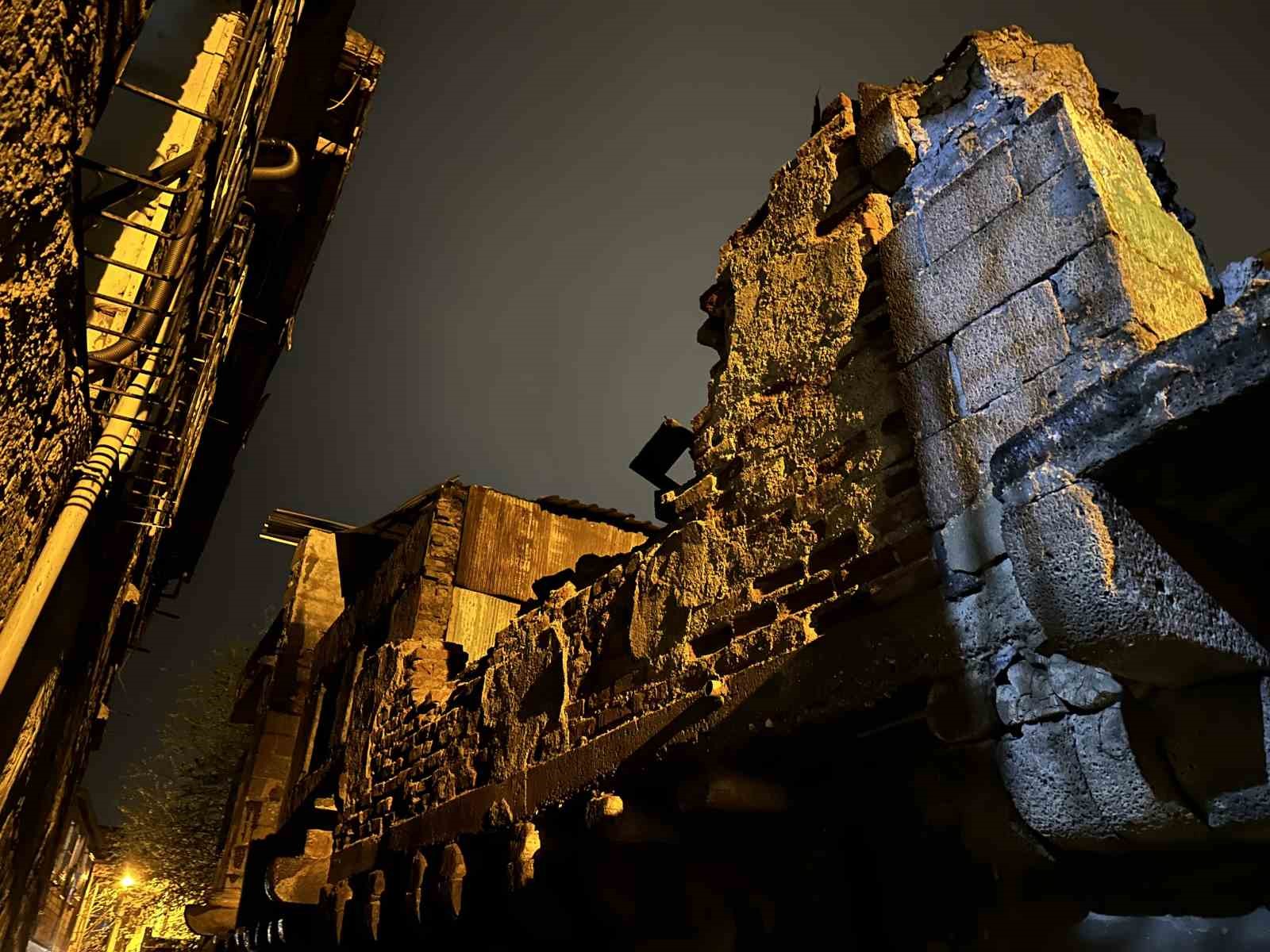 Diyarbakır’da metruk ev yanındaki evin üzerine çöktü