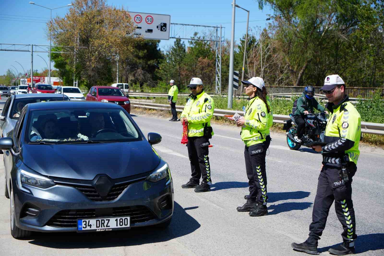 Edirne’de trafik polisleri sürücülerin bayramını kutladı