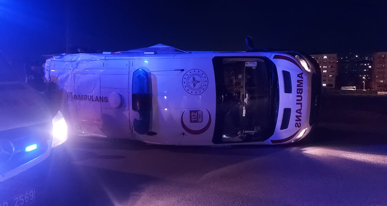 Hasta almaya giden ambulans kaza yaptı: 5 yaralı