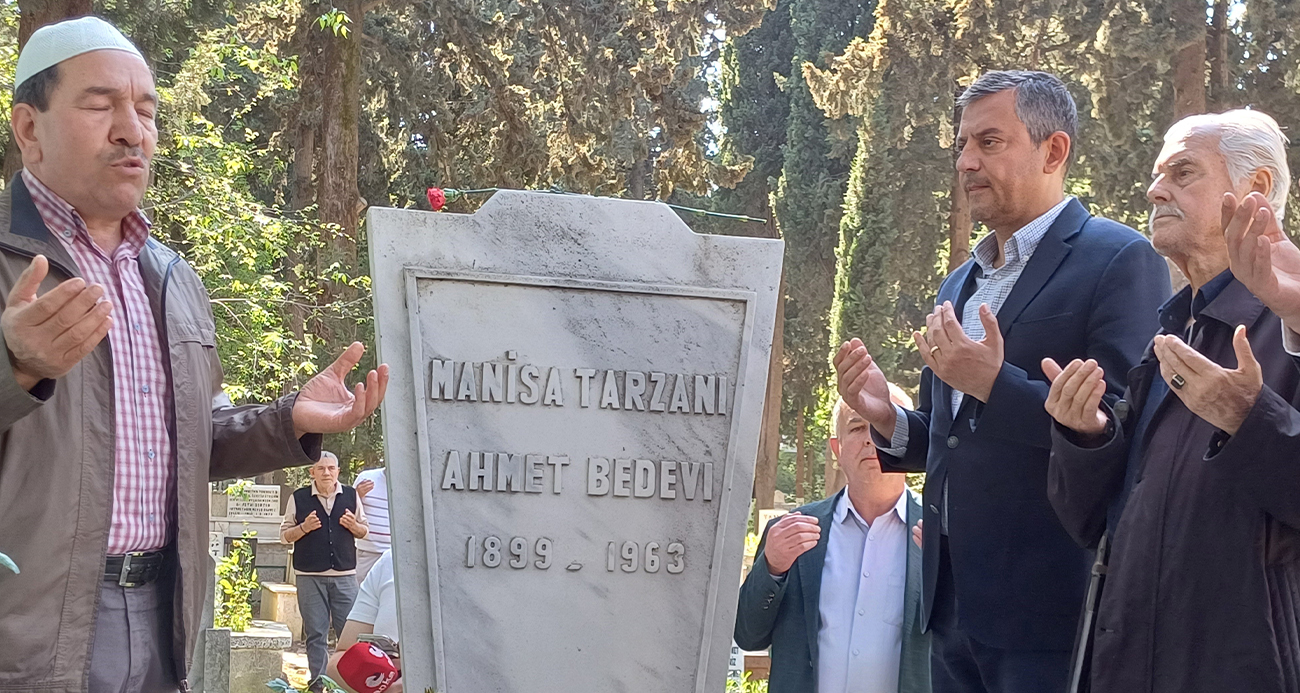 CHP Genel Başkanı Özel Manisa’da hem ailesinin hem de Manisa Tarzanı’nın mezarını ziyaret etti