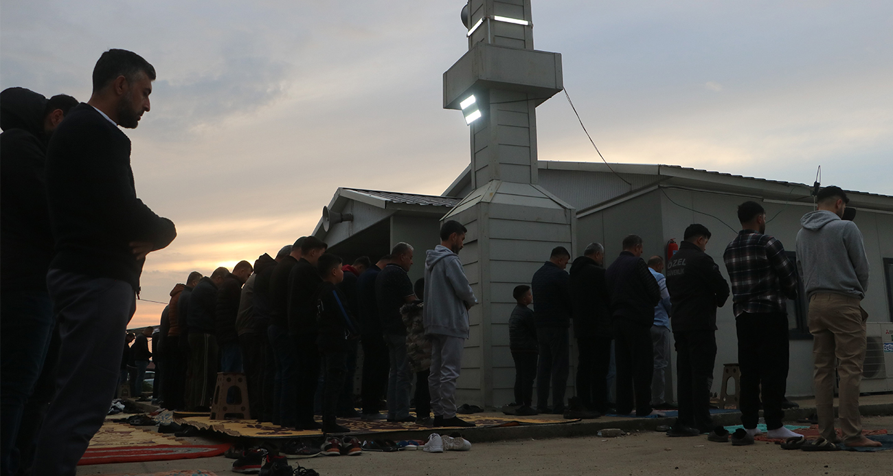 Depremzede vatandaşlar konteyner camide bayram namazlarını kıldılar