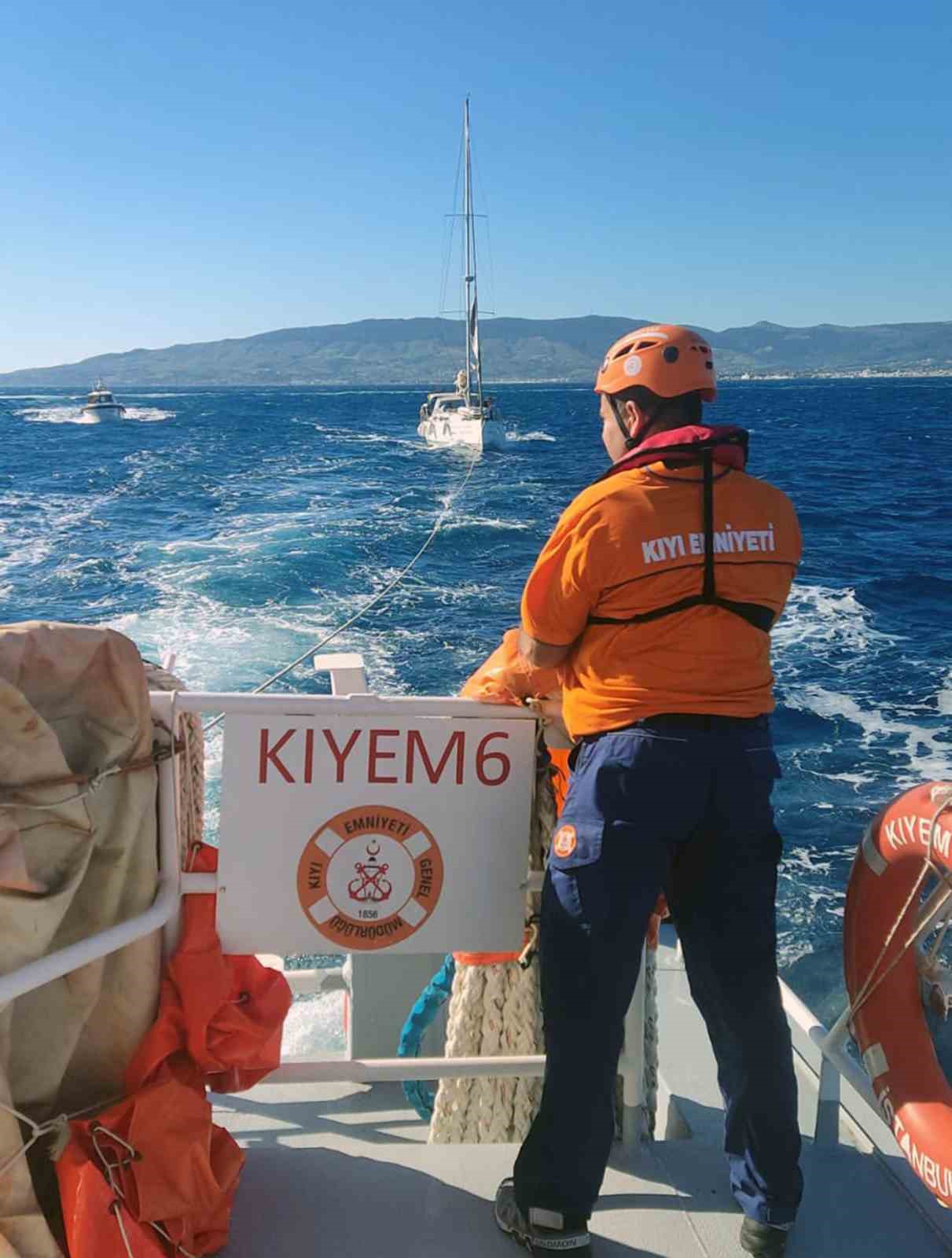 Makine arızası yapan tekneyi KIYEM ekipleri kurtardı