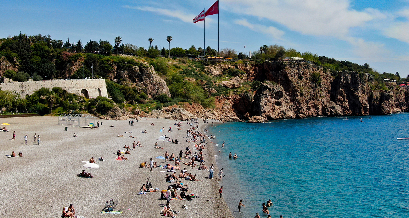 Antalya’da dünyaca ünlü sahilde bayramdaki yoğunluk yaz aylarını aratmadı