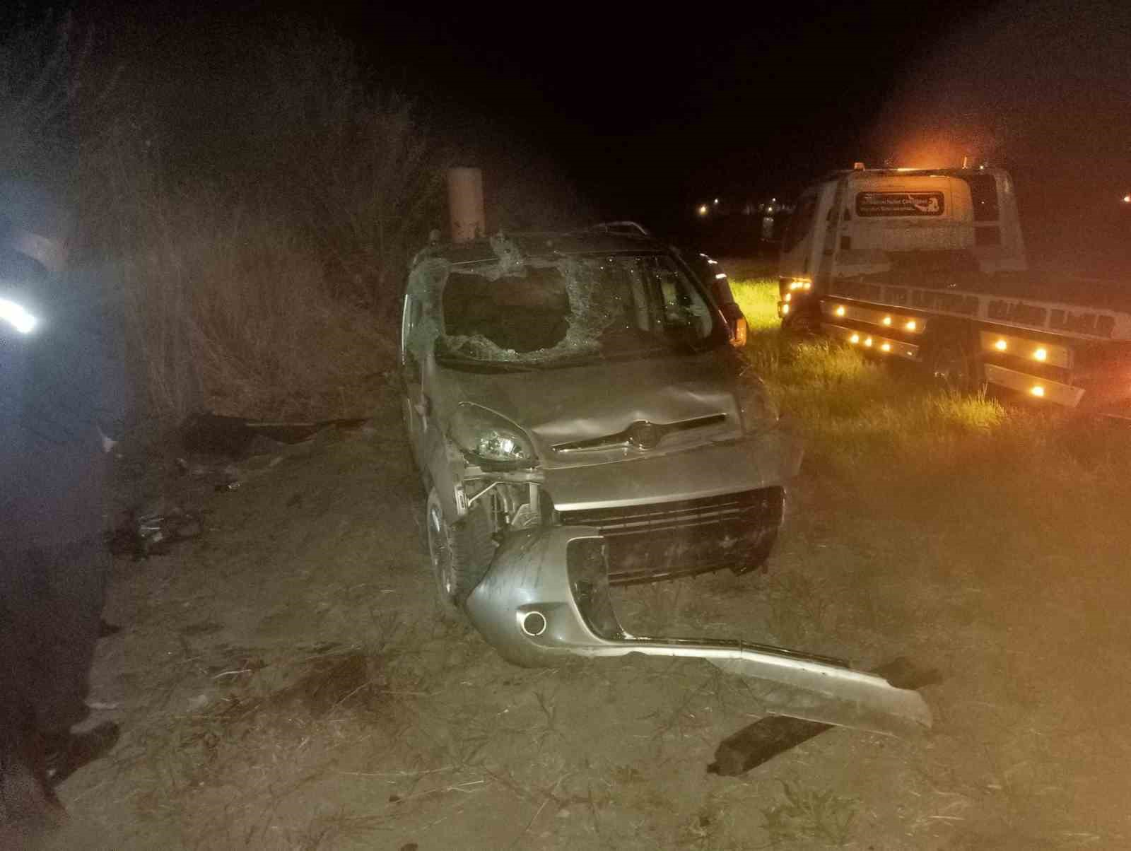 Burdur’da kontrolden çıkan ticari araç şarampole devrildi, 1’i ağır 4 yaralı