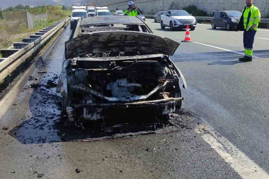 Bursa’da seyir halindeki otomobil alev alev yandı