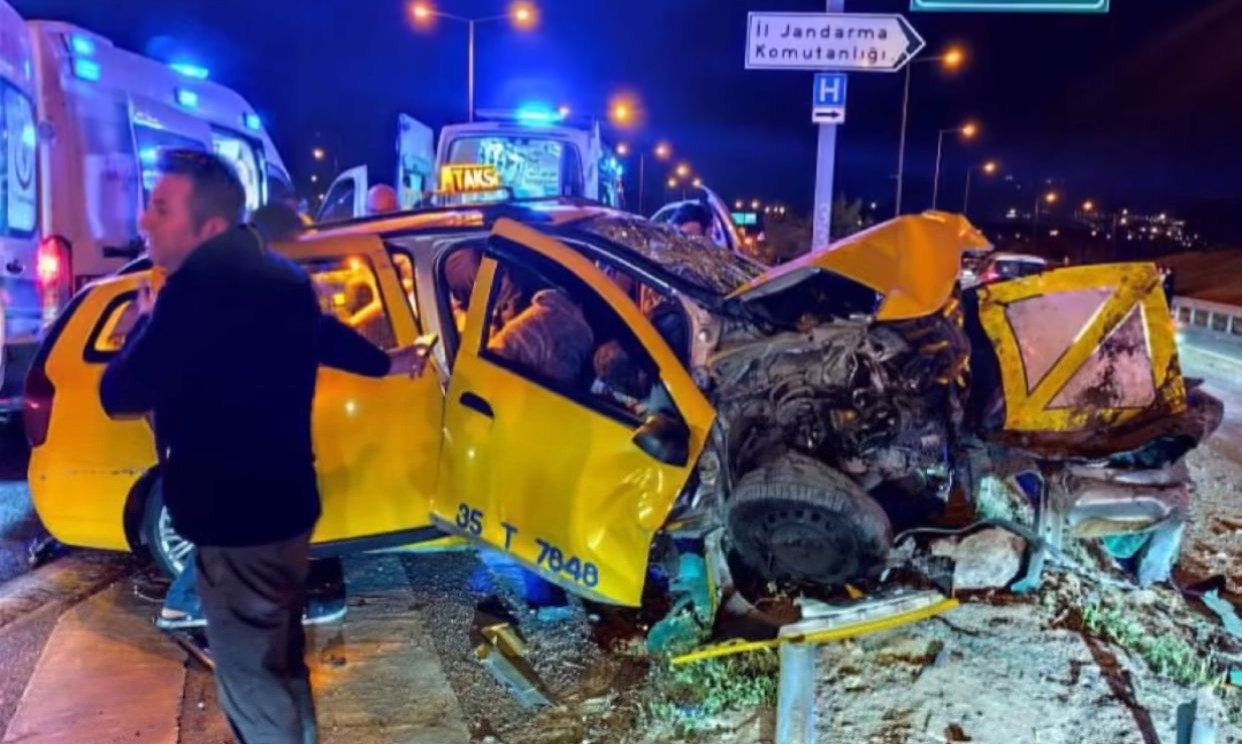 İzmir’de ticari taksi bariyerlere çarptı: 1 ölü, 5 yaralı
