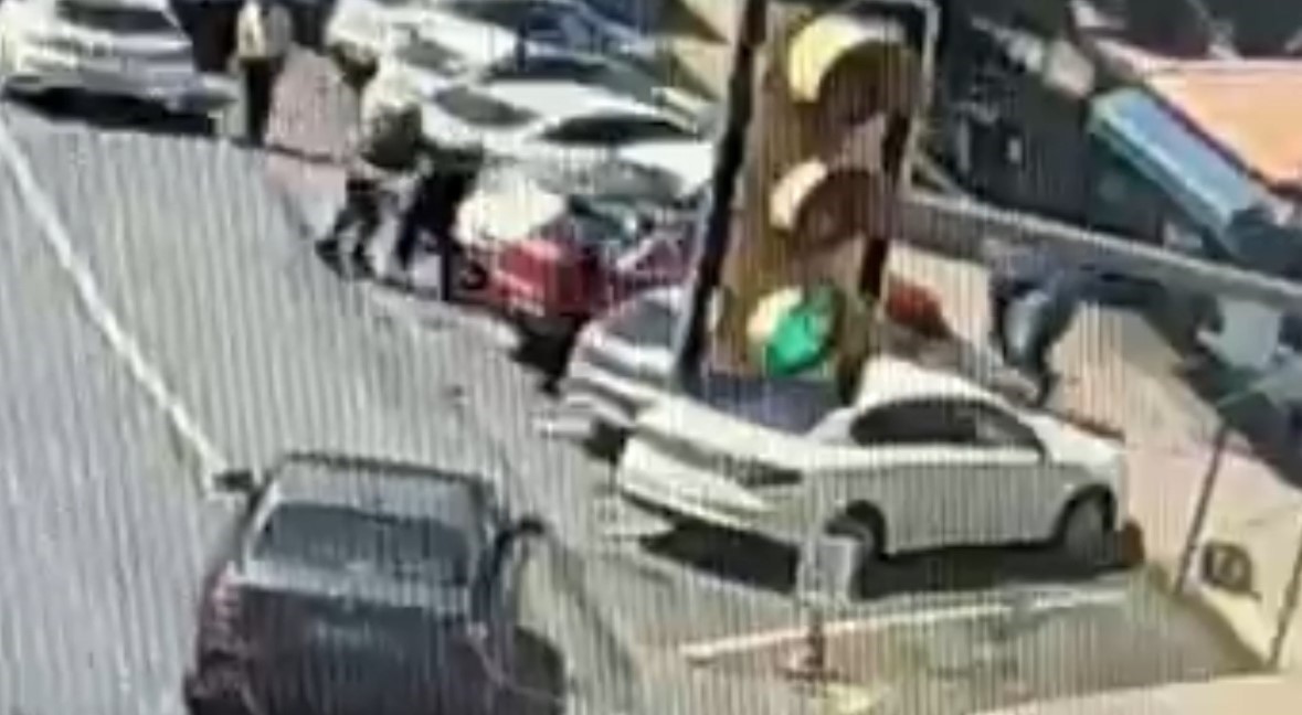 İstanbul’da silahlı “tost ücreti” kavgası kamerada: Büfeci müşteriyi kovalayıp bacağından vurdu