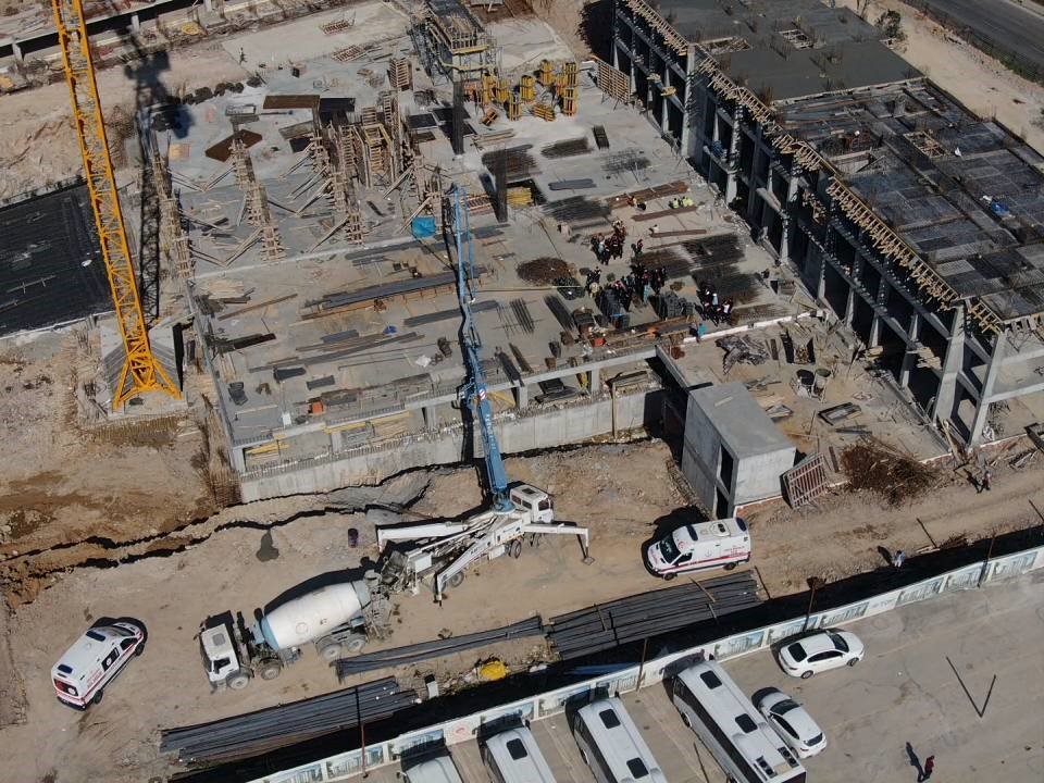 Ataşehir’de inşaat alanında kaza: Mobil vinç devrildi, 1 kişi hayatını kaybetti