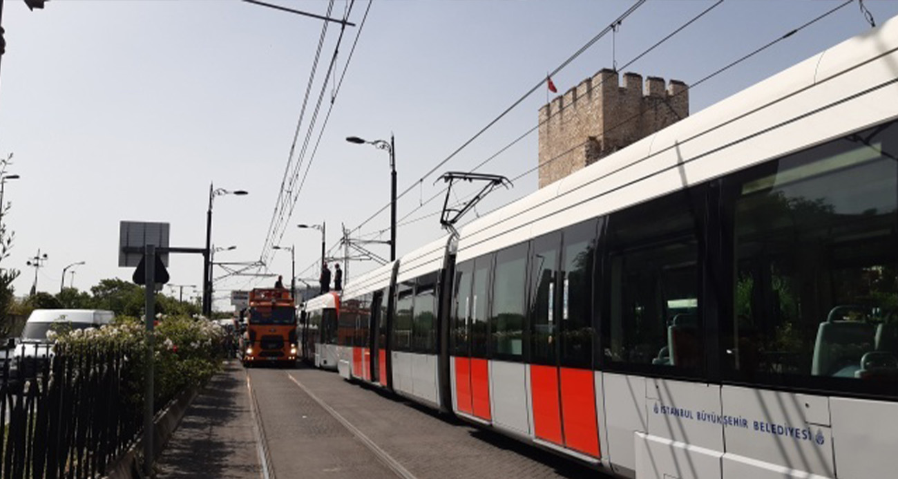 Fatih’te tramvay arızalandı, aksayan seferler nedeniyle yolcular raylardan yürüdü