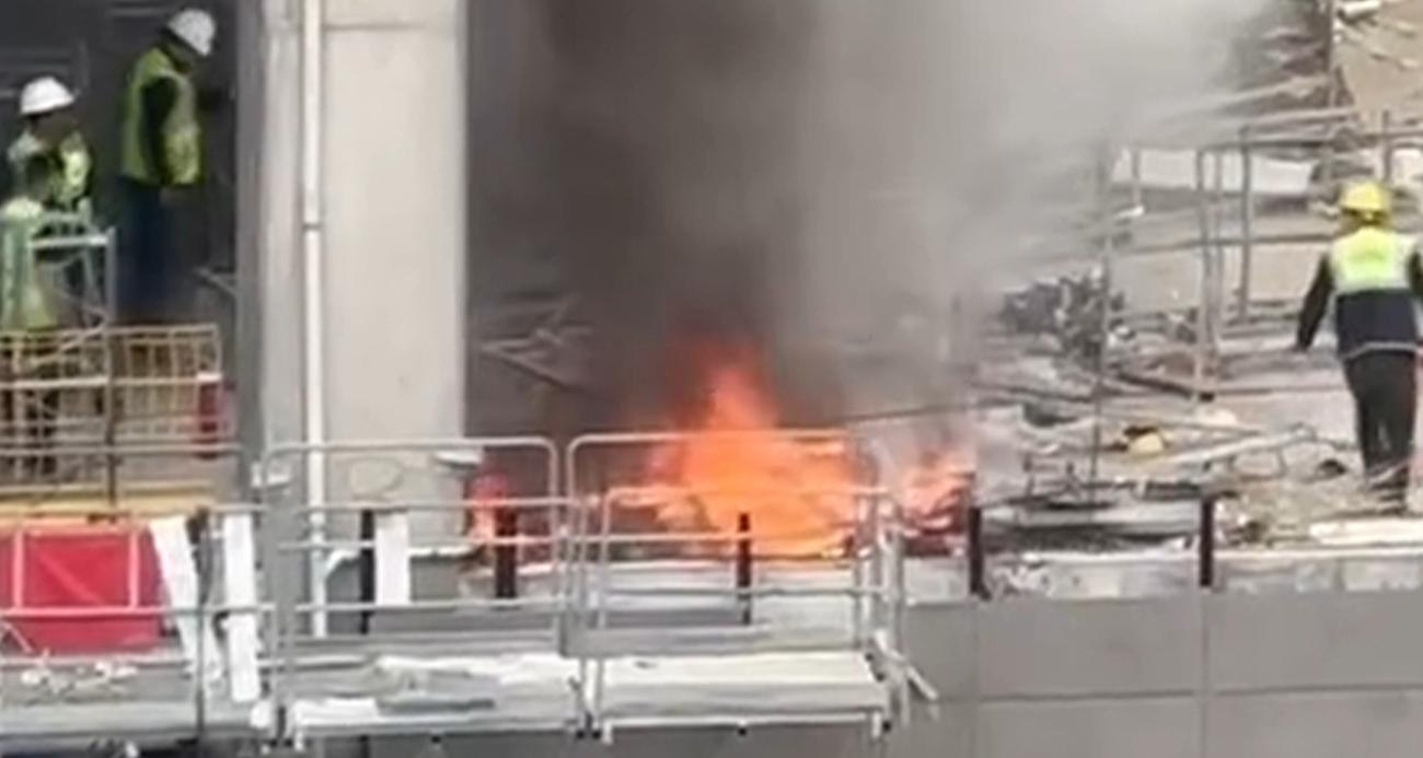 Ataşehir’de rezidans inşaatında çıkan yangın korkuttu