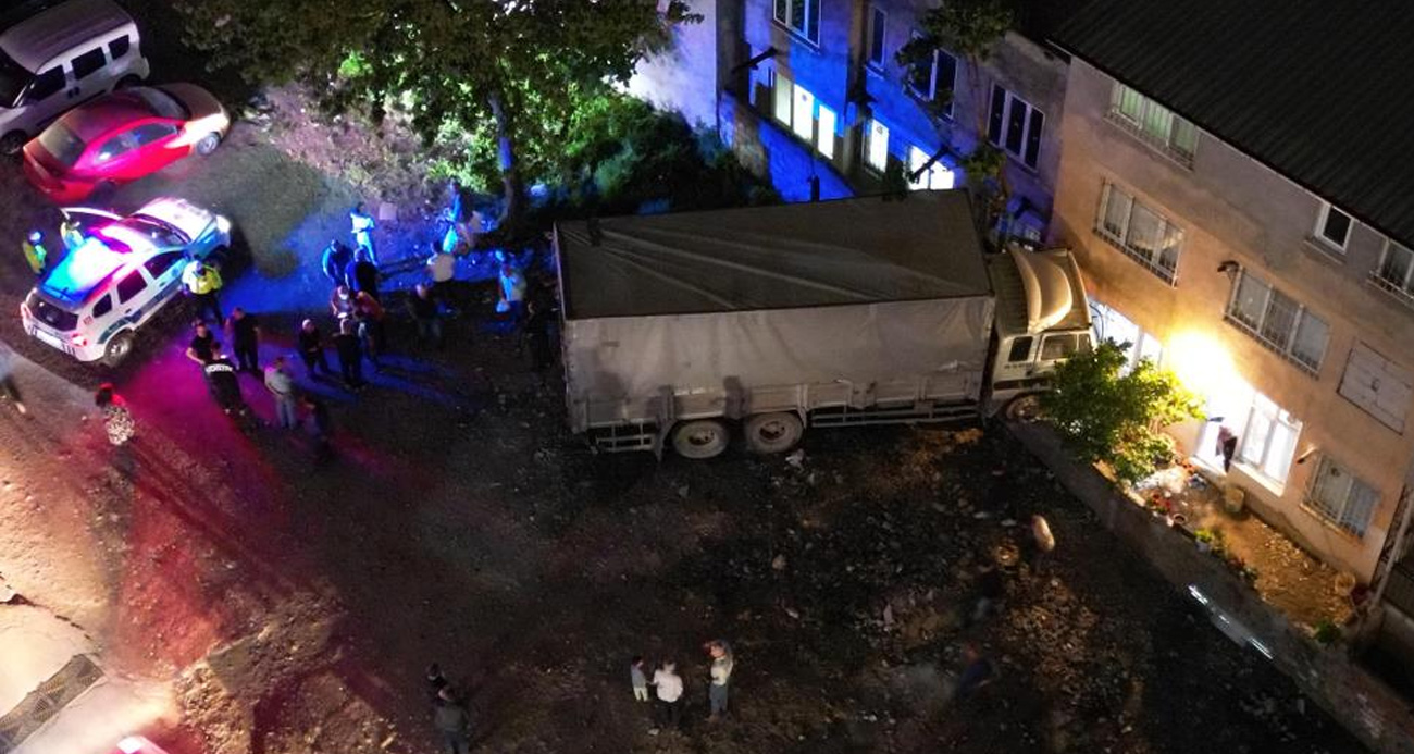 Bursa’da facia ucuz atlatıldı.. Freni boşalan kamyon eve girdi