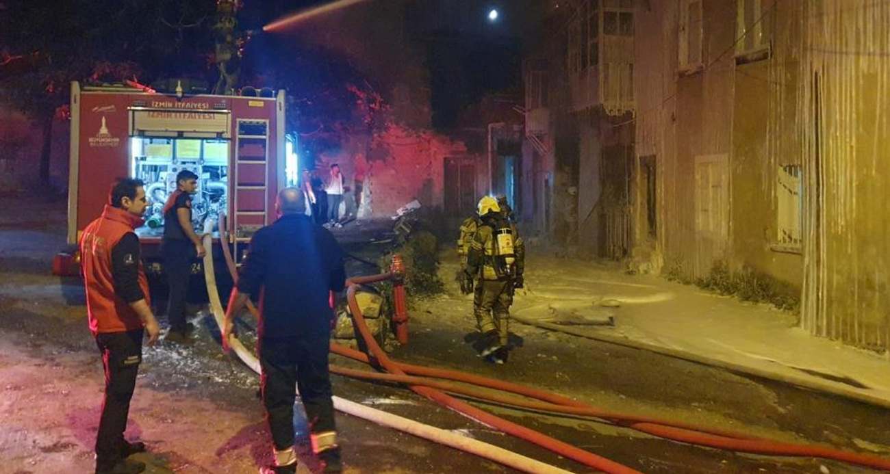 İzmir’de tekstil atölyesinde çıkan yangın, bitişikteki binaya da sıçradı