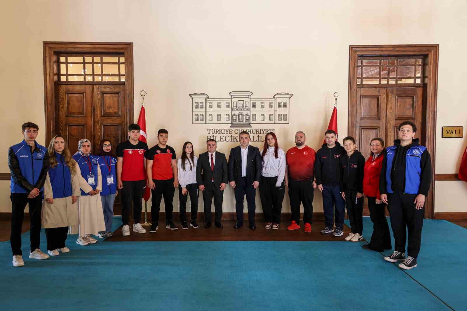 genclik-haftasi-nda-basarili-sporcular-vali-sozer-le-bulustu