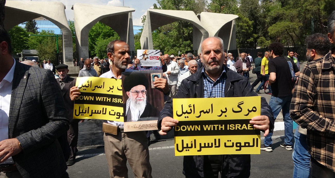 Tahran’da yüzlerce kişi İsrail saldırısını protesto etti