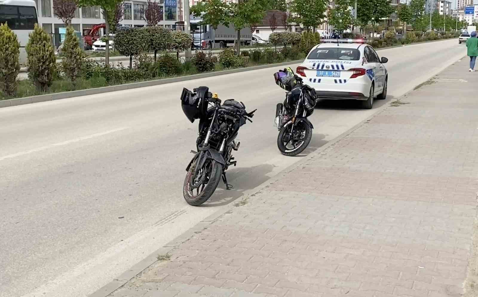 Motosiklet yolun karşısına geçmek isteyen anne ve oğluna çarptı: 3 yaralı