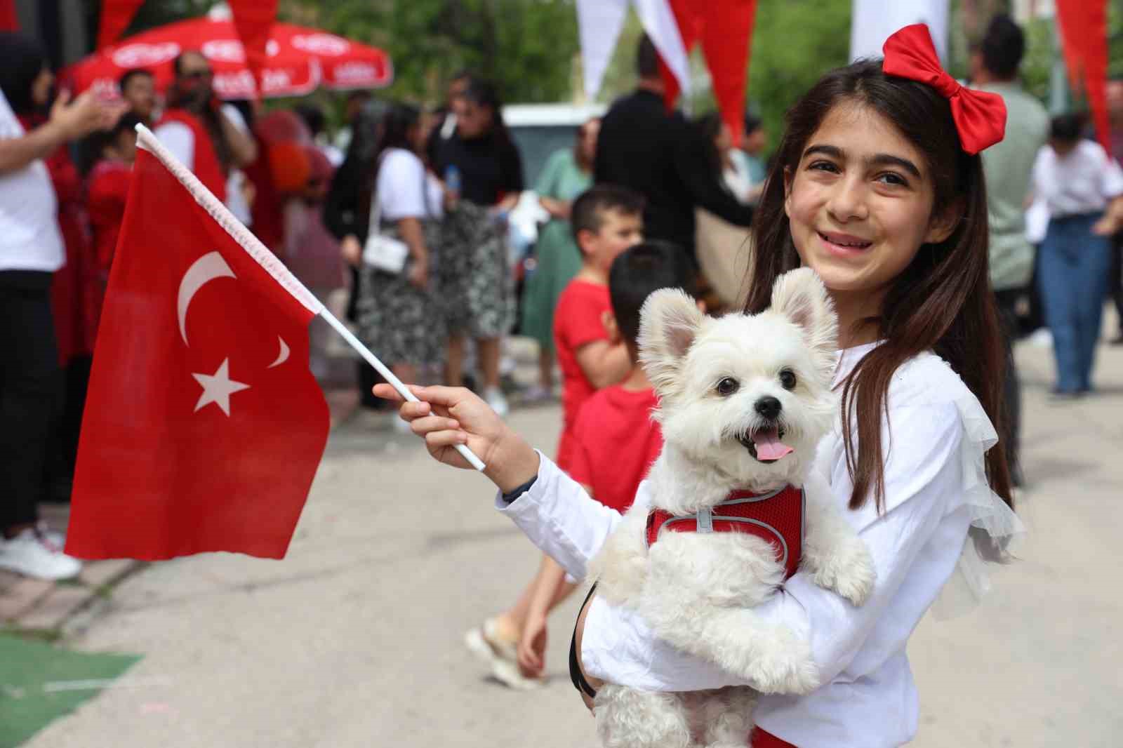 Kurulan 23 Nisan Sokağında çocuklar şiir okudu, halay çekti