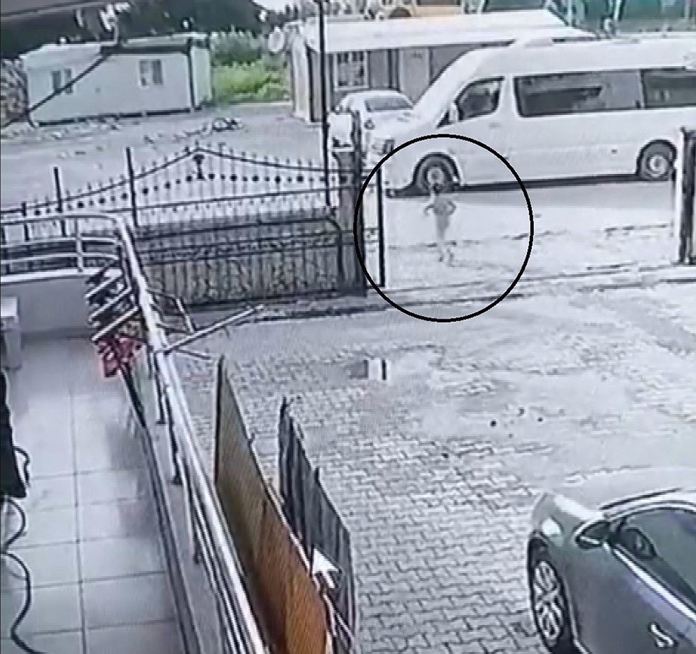 Küçük çocuğun minibüsün altında kaldığı anlar kamerada