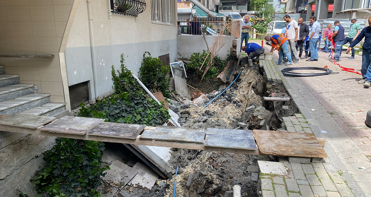 Avcılar’da 4 katlı binanın önündeki kaldırım çöktü