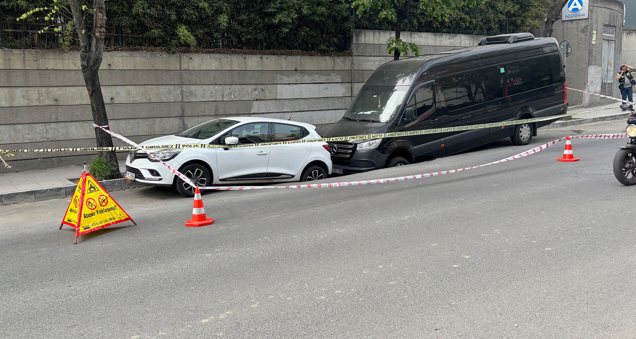 Şişli’de yol çöktü: 2 araç oluşan çukura düştü