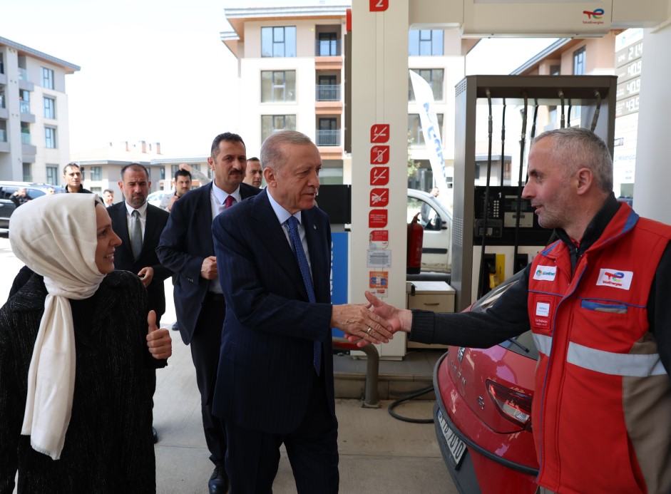 Cumhurbaşkanı Erdoğan Üsküdar’da akaryakıt istasyonuna uğradı, vatandaşla sohbet etti