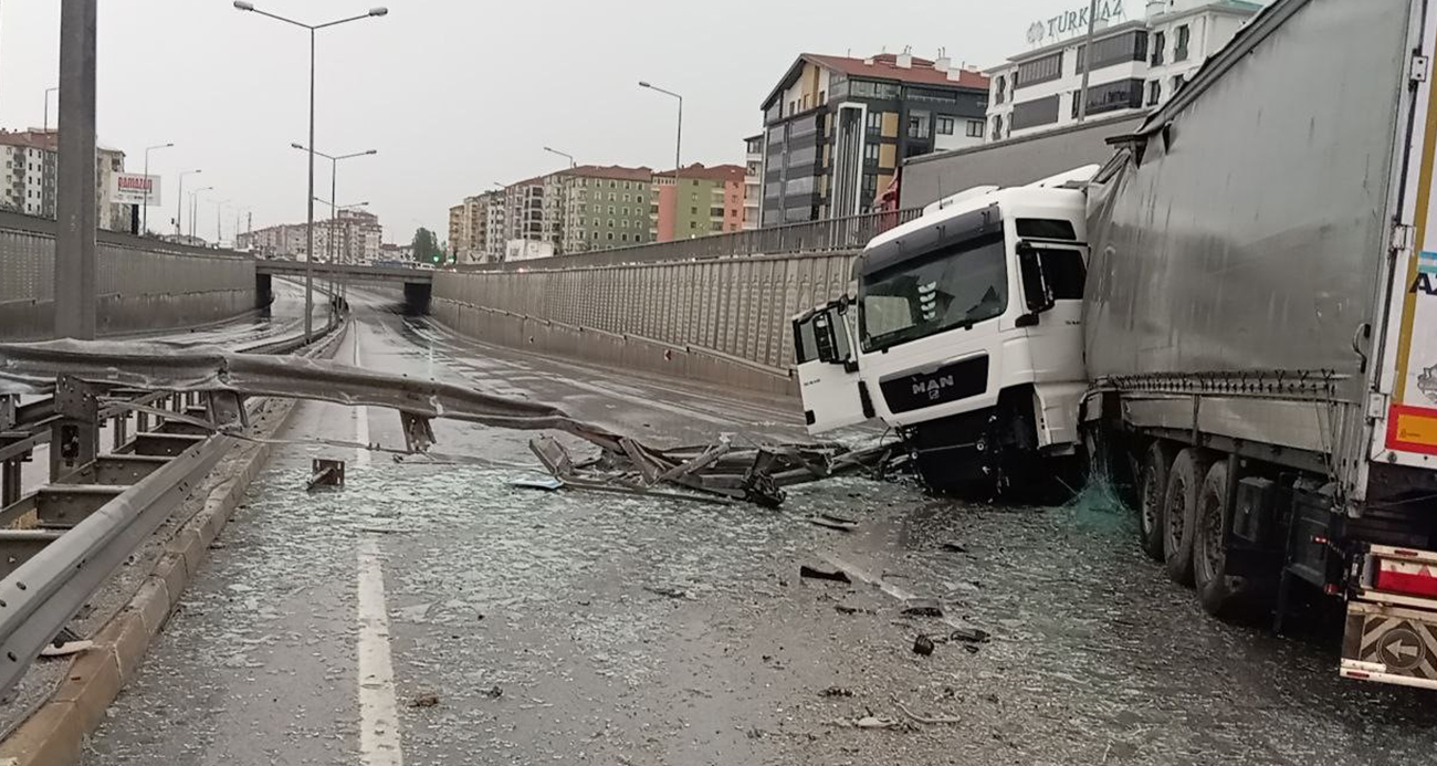 Kontrolden çıkan tır aydınlatma direğine ve duvara çarptı