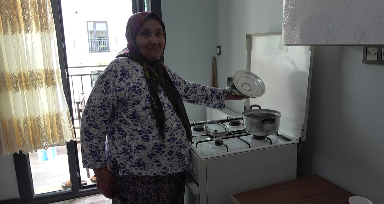 Depremzede kadının yeni yuvasında ilk yemeği sarma oldu