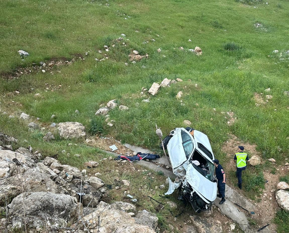 Batman’da otomobil şarampole devrildi: 2 yaralı