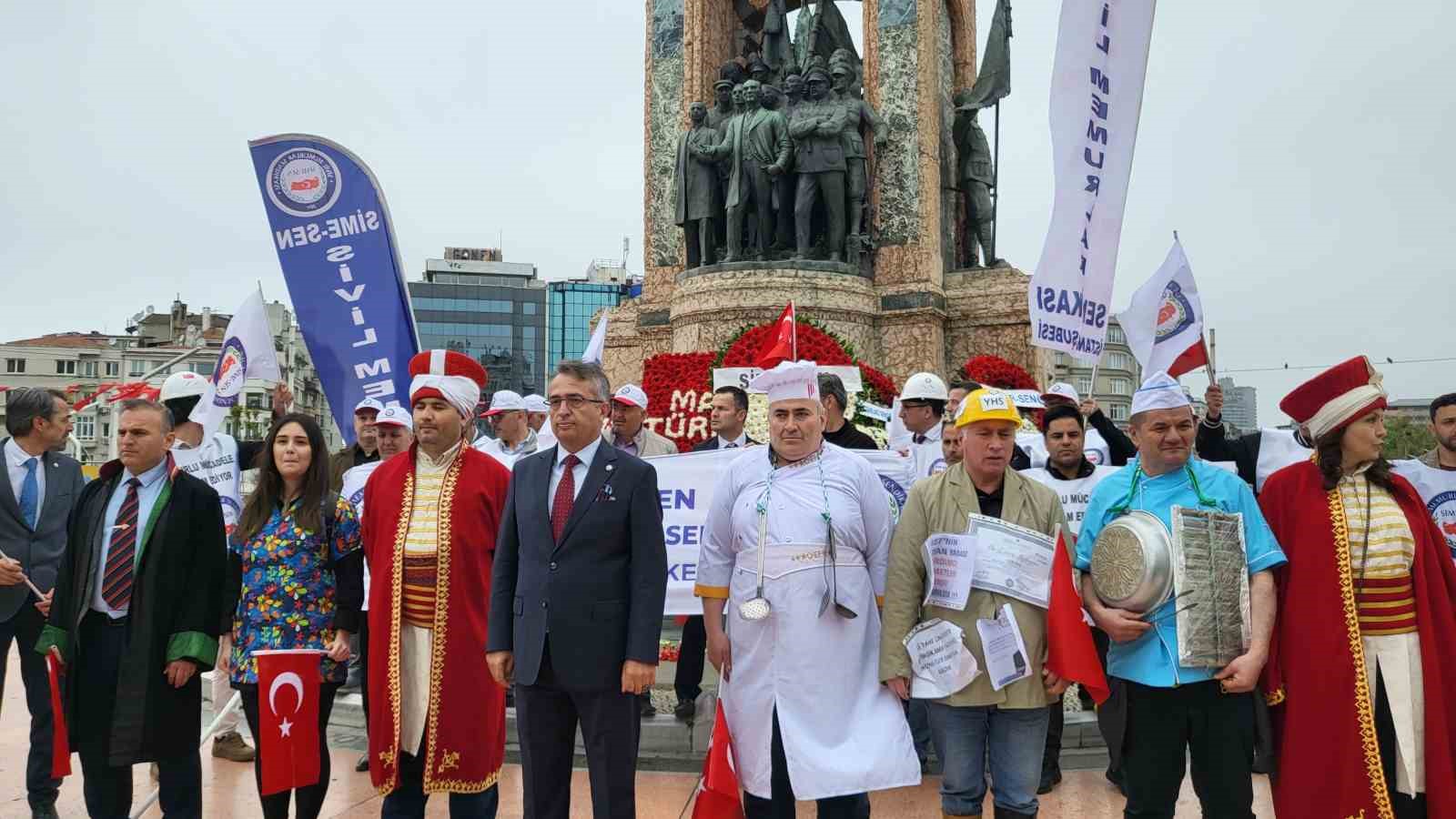 Mehter, aşçı, avukat kıyafeti giyen SİME-SEN üyeleri Taksim’de