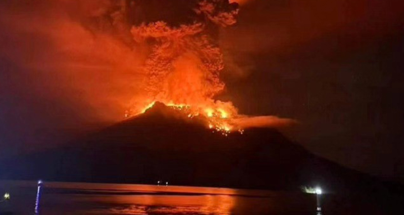 Endonezya’da yanardağ faaliyete geçti!