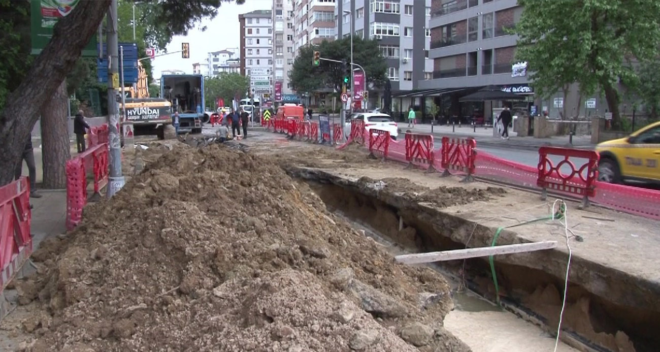 Kadıköy’de İBB’nin alt yapı çalışmalarında rögar kapağı patladı!