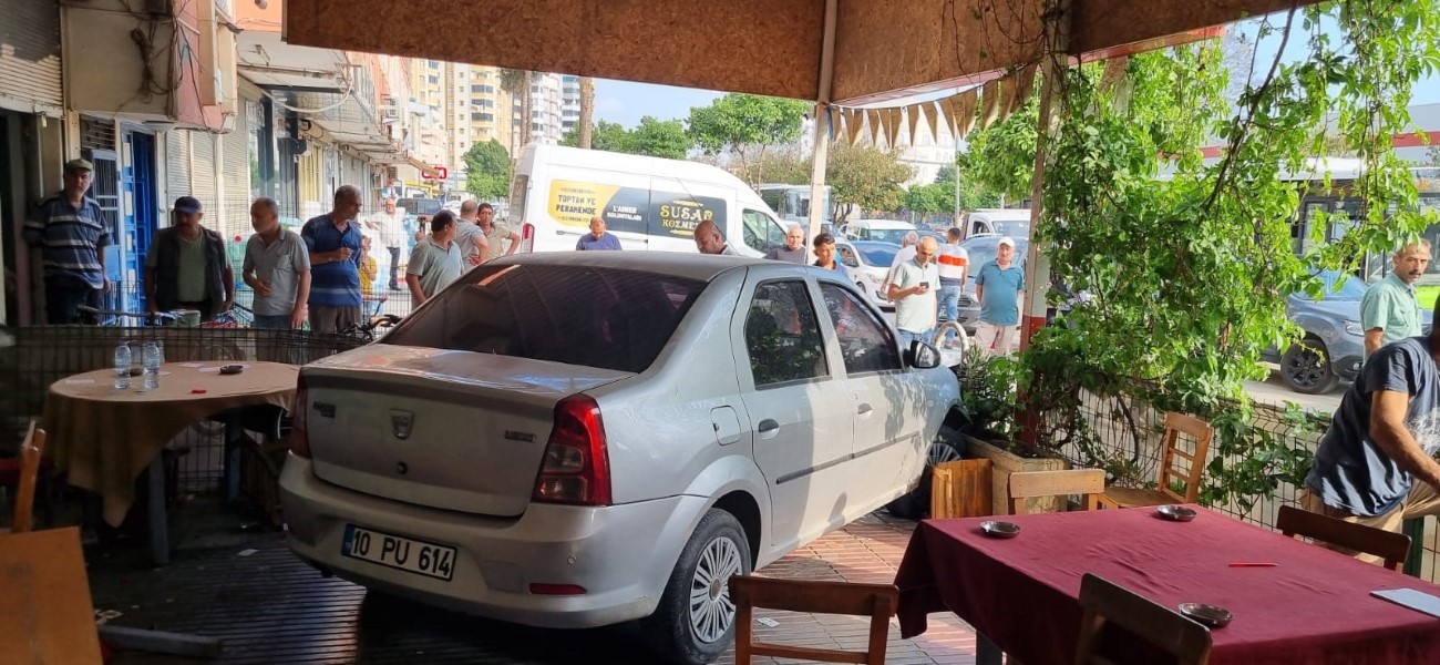 Adana’da otomobil kahvehaneye girdi: 1’i ağır 5 yaralı