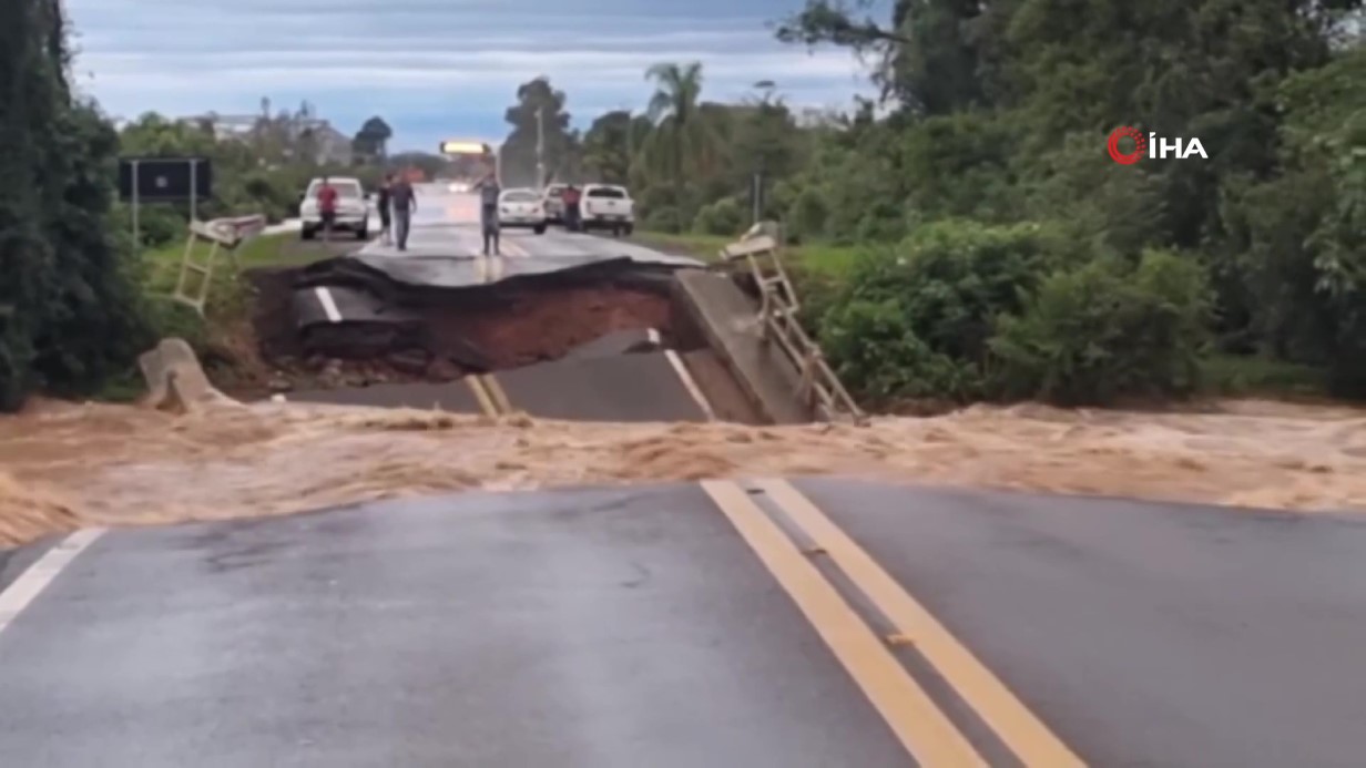 Brezilya'daki selde nehir üzerindeki köprü yıkıldı