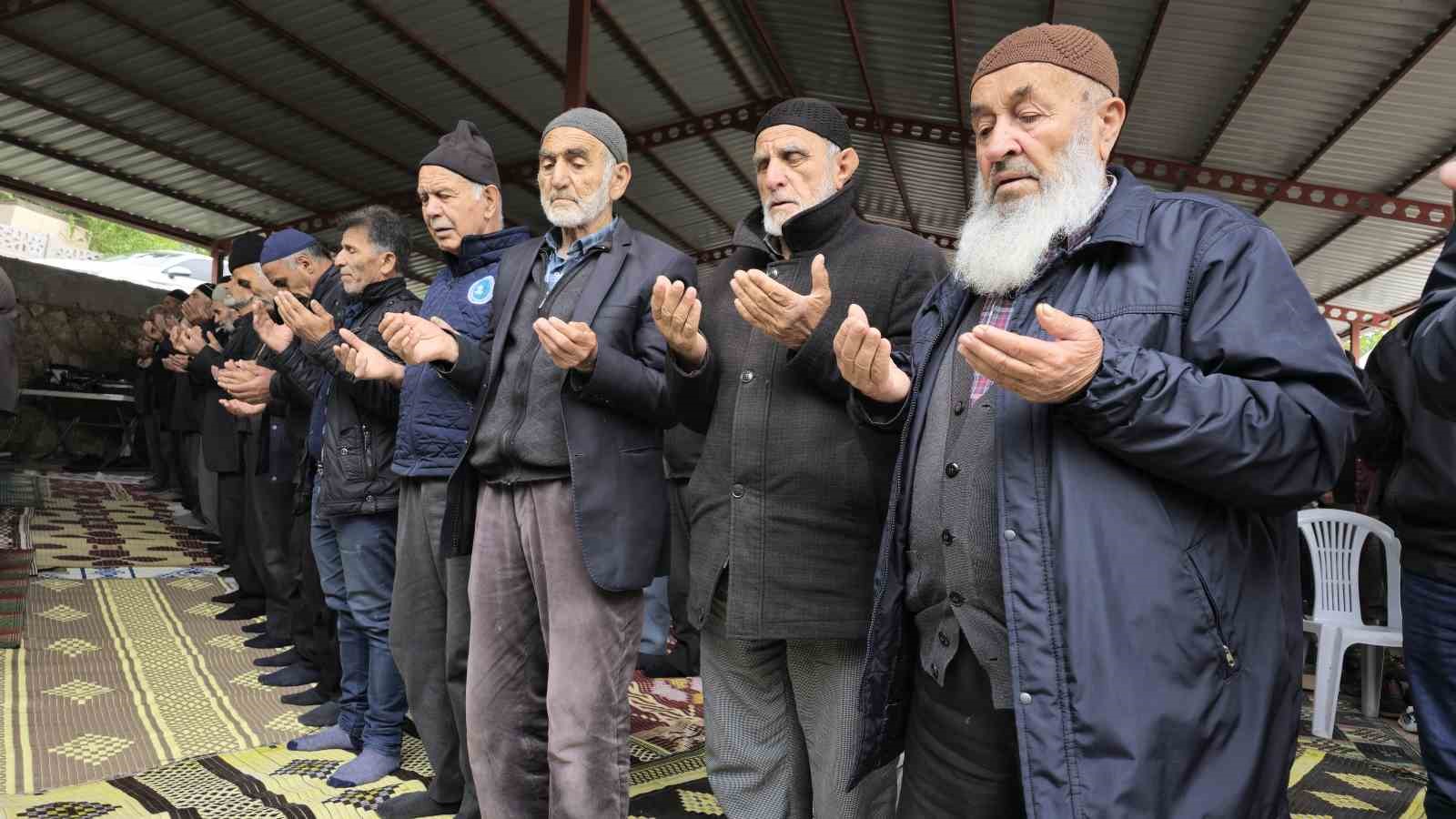 Tokat’ta yüksek kesimler karla kaplandı, onlar yağmur duası etti