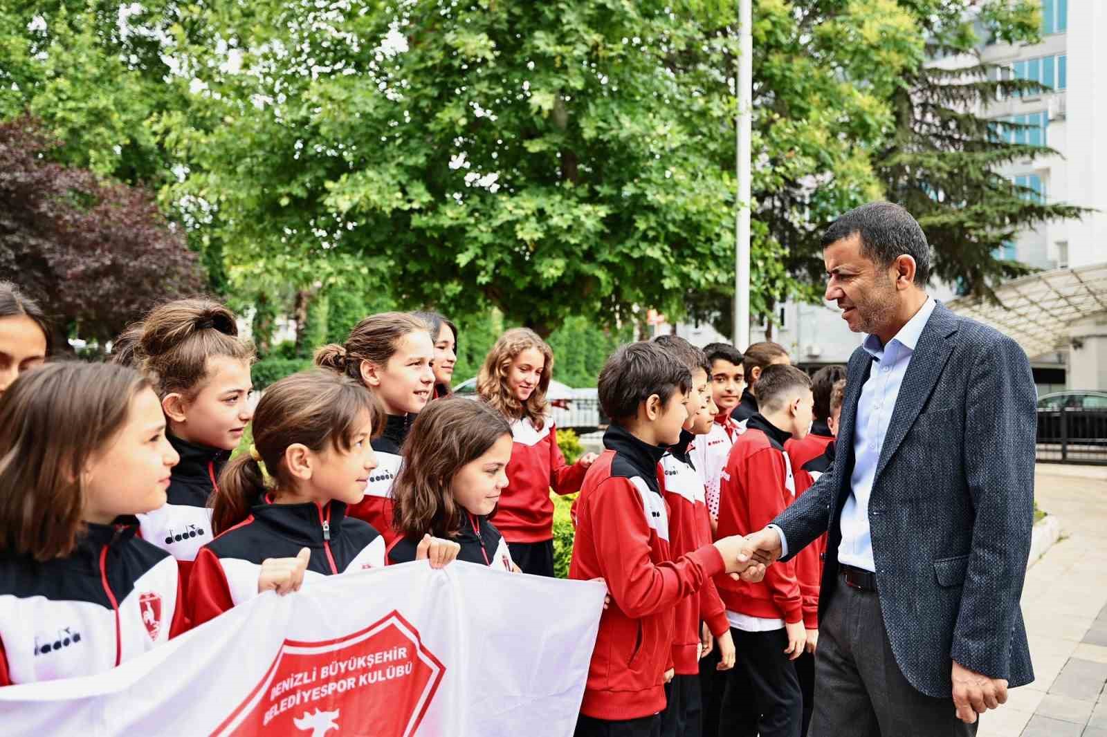 Başkan Çavuşoğlu genç yüzücüleri Antalya’ya uğurladı