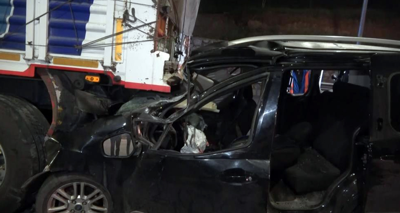 Bursa'da feci kaza! Araç tıra ok gibi saplandı