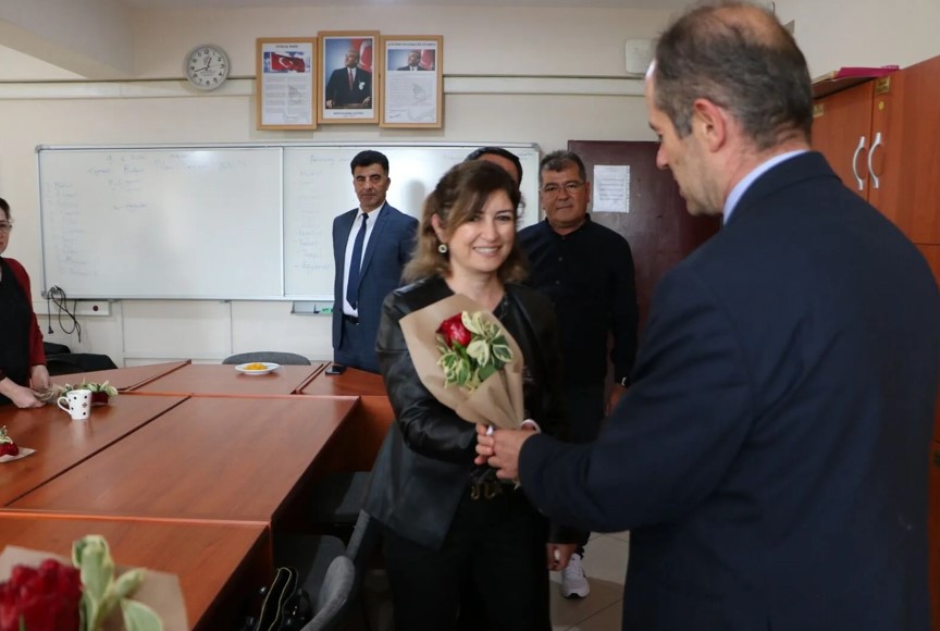 Başkan Çamcı öğretmenlere gül verdi