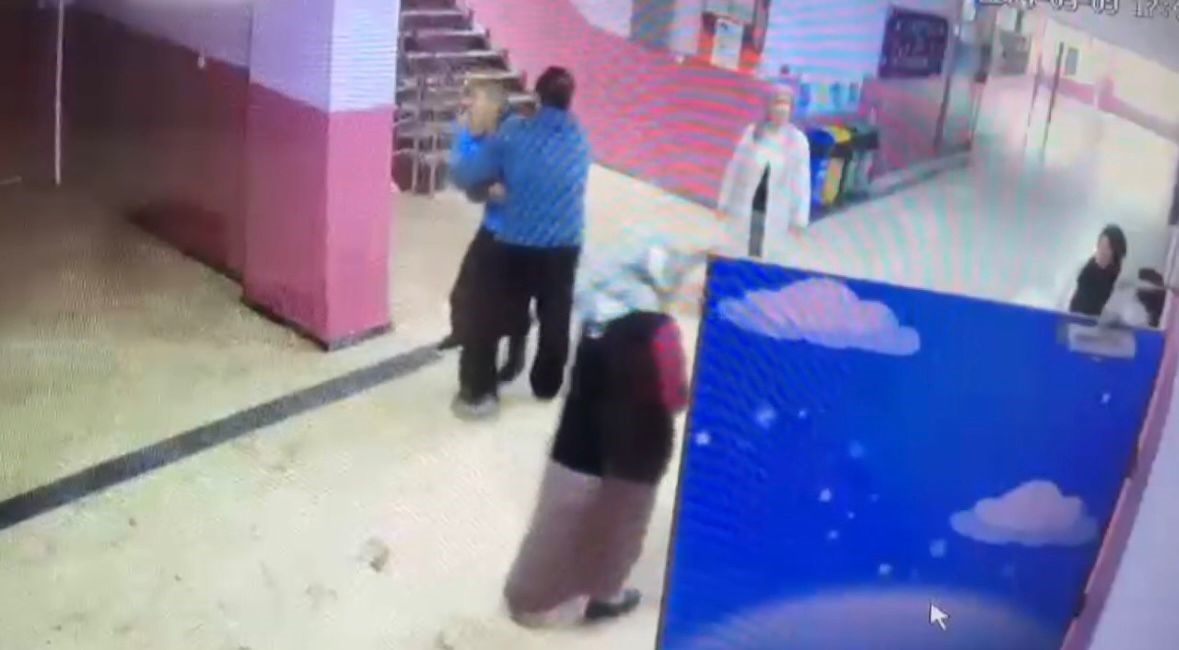 Maltepe’de müdürün odasını bastı, kapıyı kırmaya çalıştı