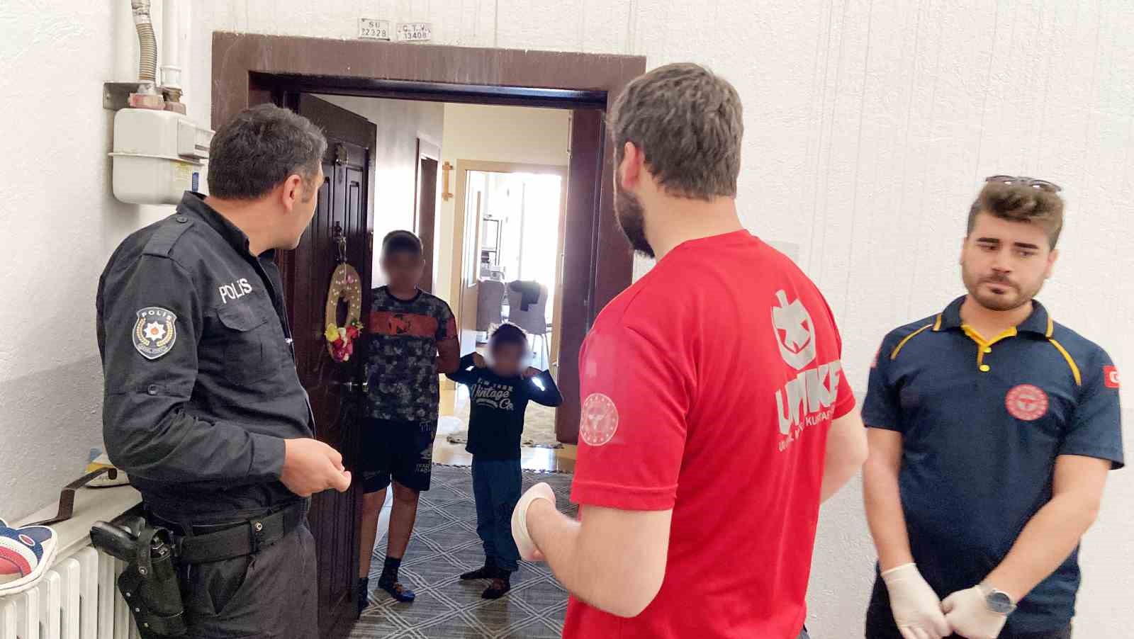 Çocuklarını eve kilitleyip işe giden anne ekipleri alarma geçirdi