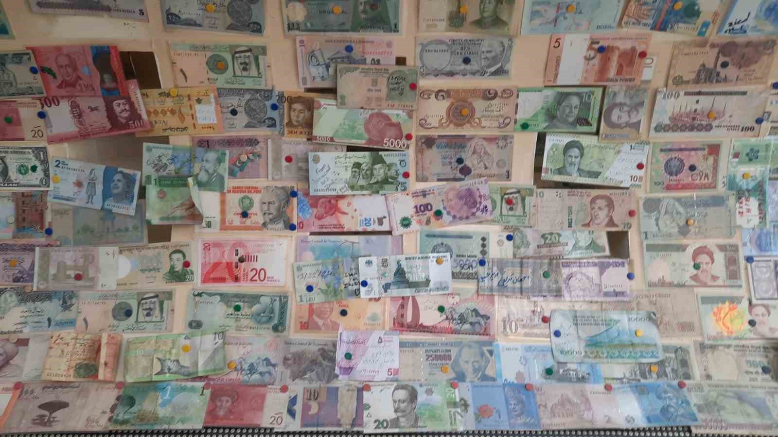 Turistlerin Taksim’de başlatmış olduğu para takma geleneği uzun yıllardır devam ediyor