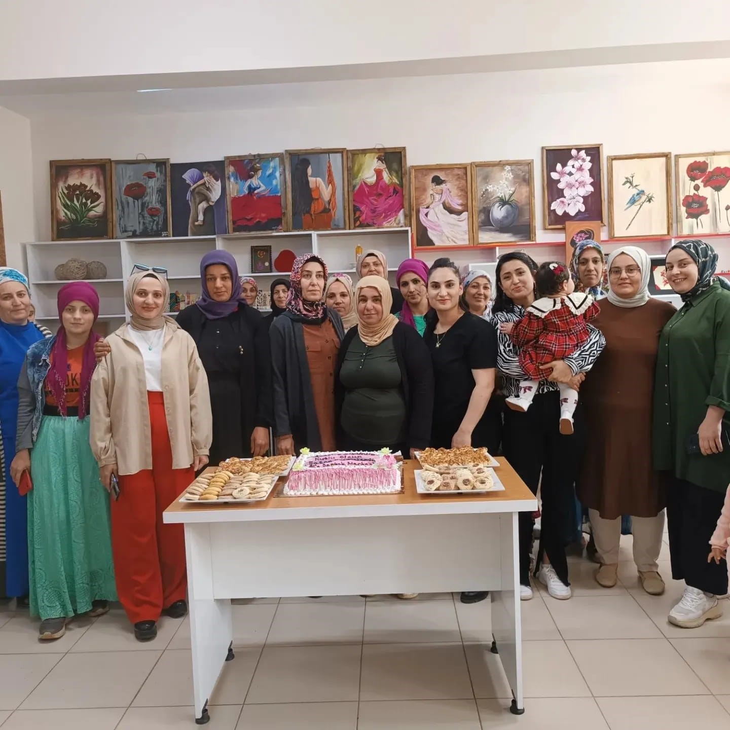 Şehit annesinin Anneler Günü’nü pasta keserek kutladılar